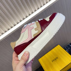 Sneaker with white upper, burgundy side, blush details and decorative perforations, lace-up