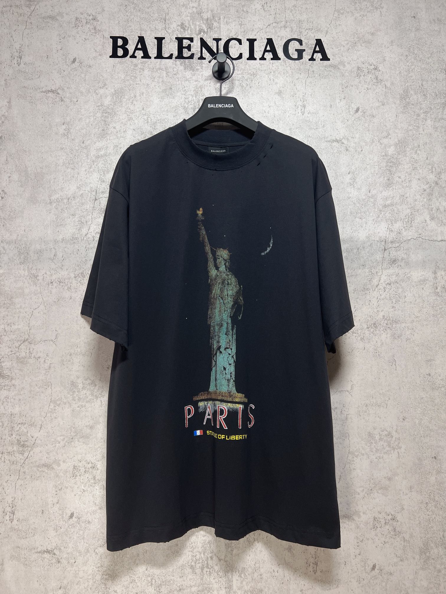 Dark graphic T-shirt with Statue of Liberty and “PARIS” print on the front