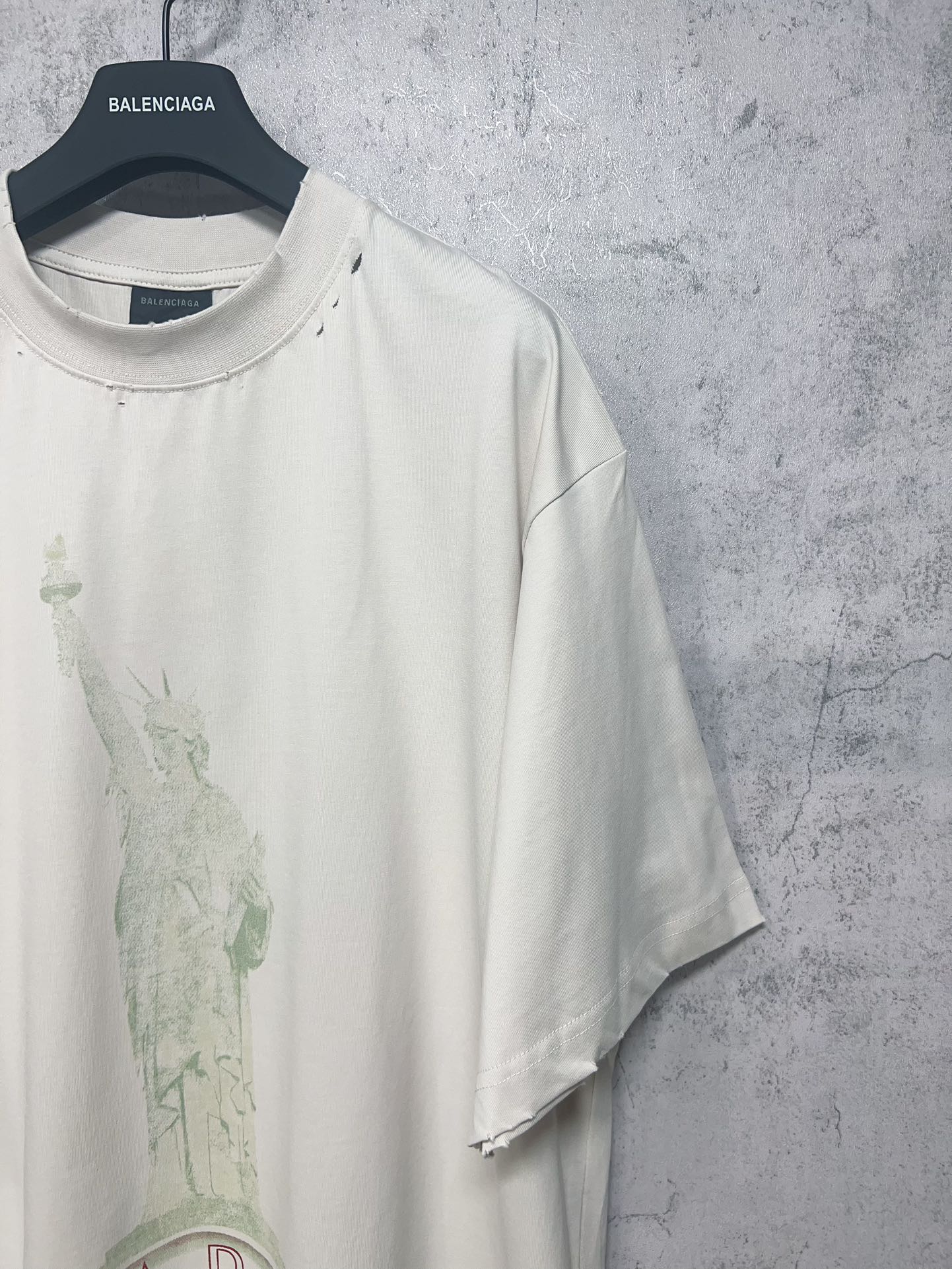 White short-sleeve T-shirt with left chest Statue of Liberty graphic detail