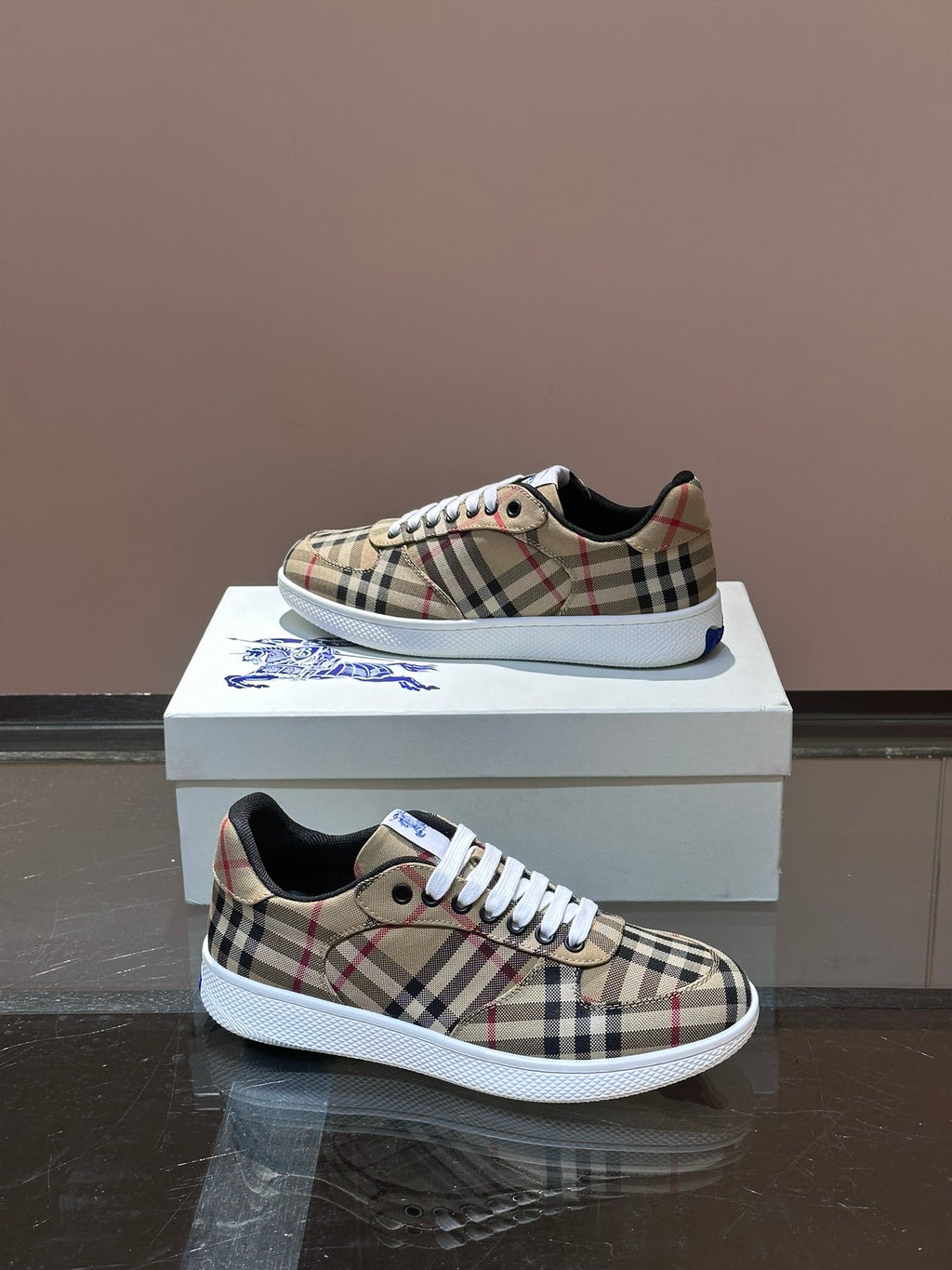 Low-top checkered sneakers with white laces, lace-up eyelets, blue sole accent