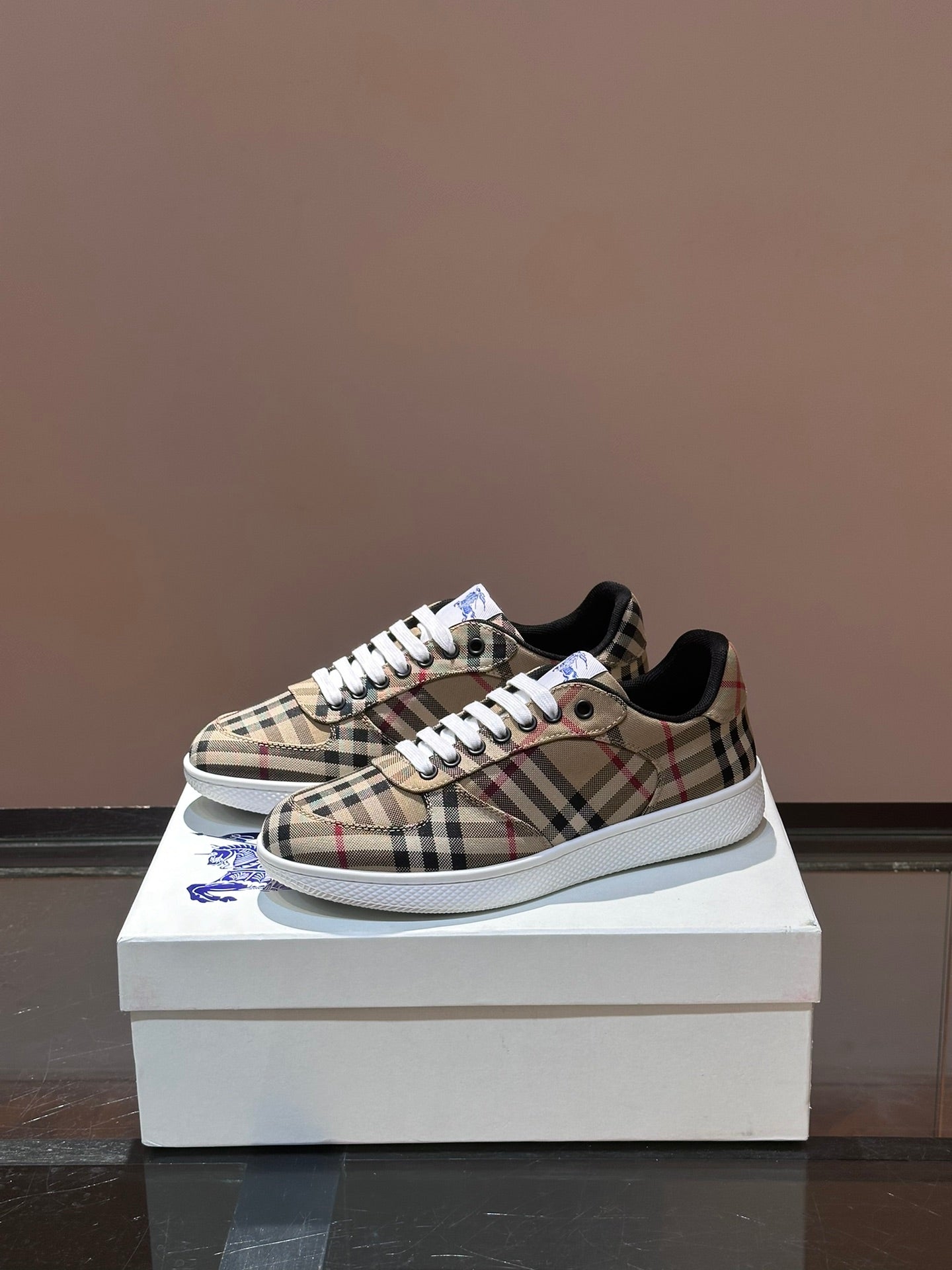 Side view checkered low-top sneakers with white laces and blue sole edge