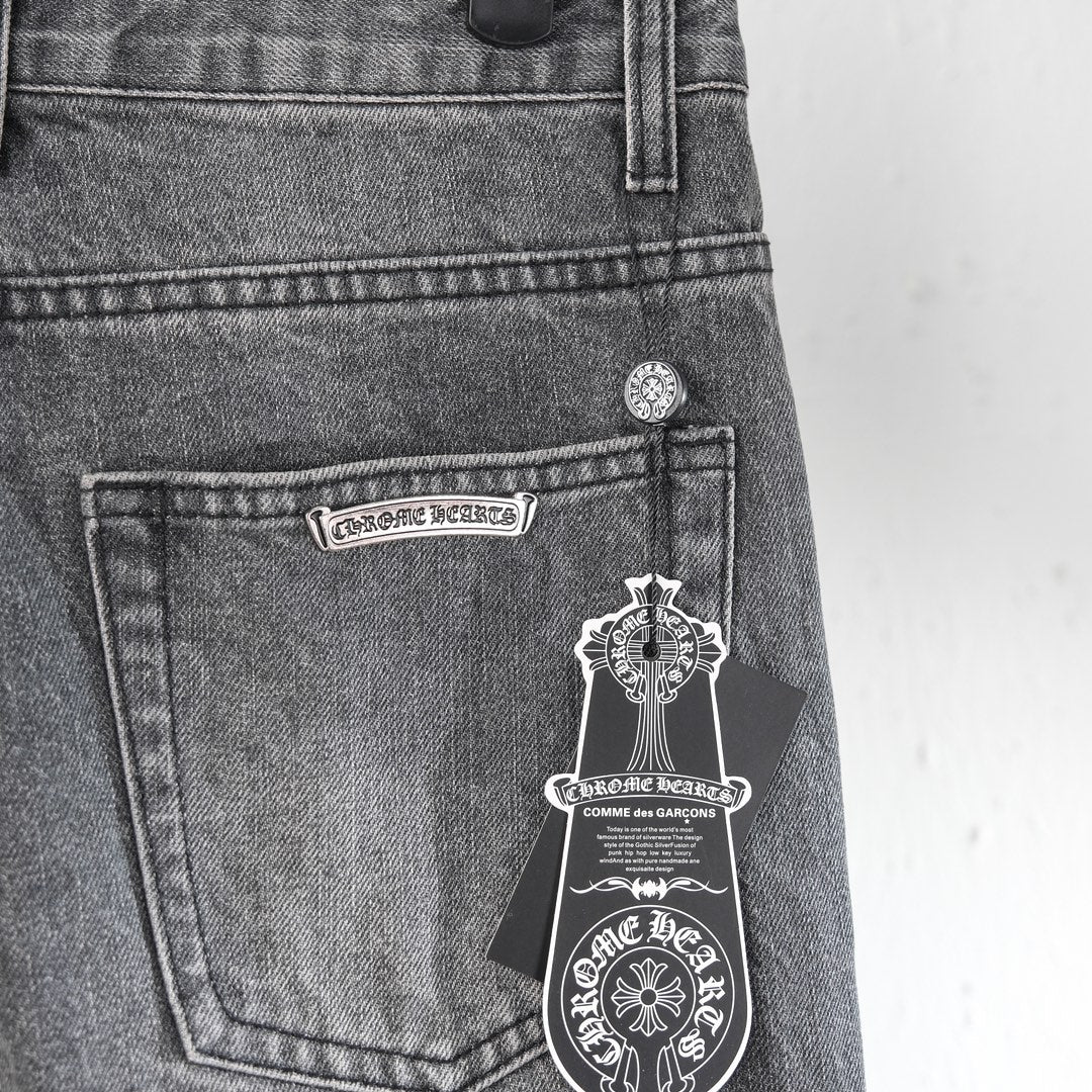Gray denim pants with front pocket and crest logo detail
