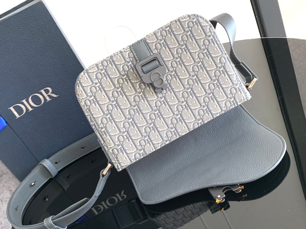 Dior crossbody bag with flap and adjustable strap, light gray Dior Oblique canvas and leather.