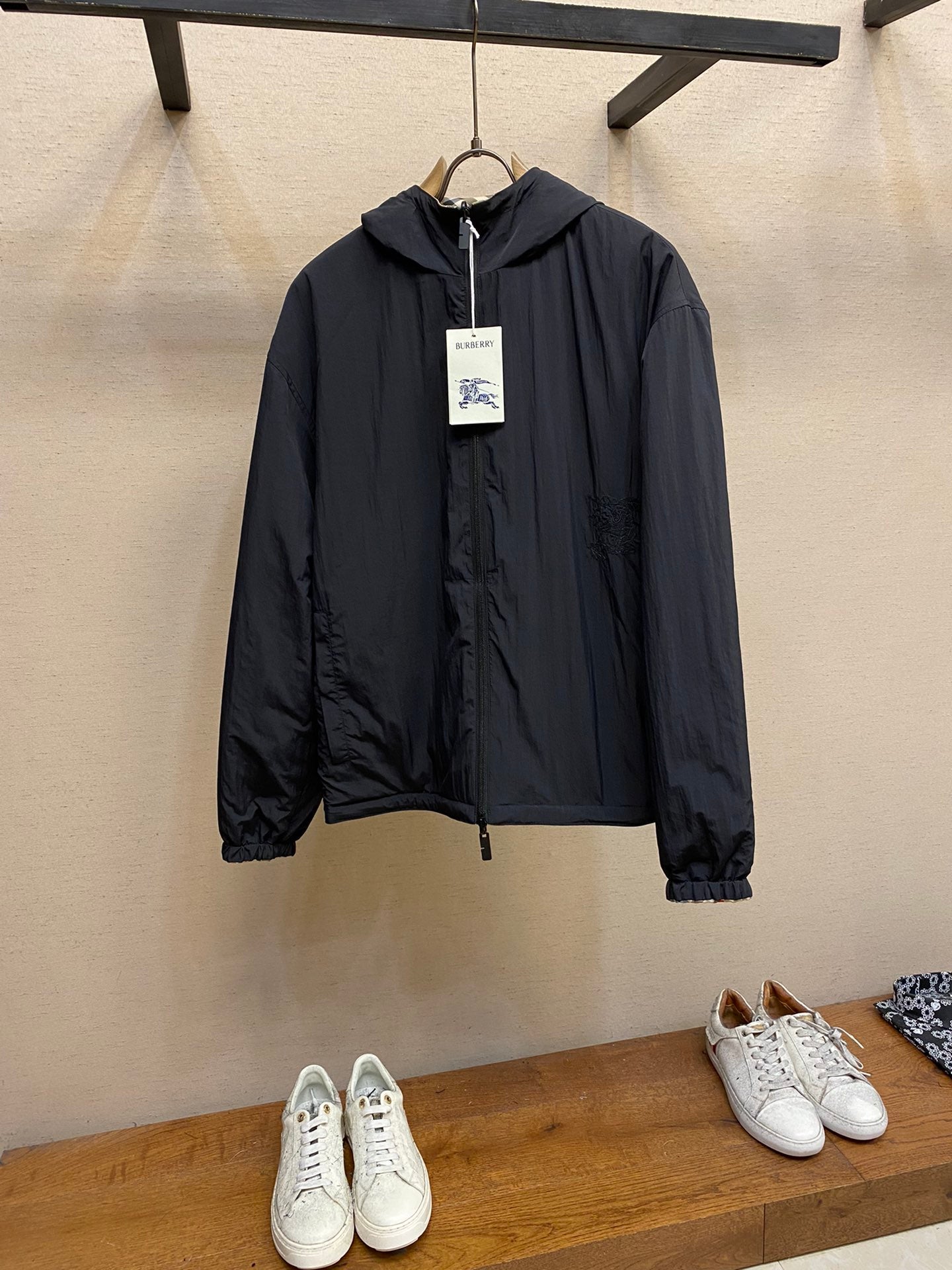 Hooded zip jacket in dark navy with elastic cuffs and front zipper