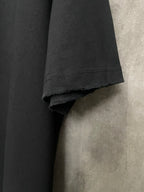 Black short-sleeve T-shirt sleeve cuff and side hem stitch detail