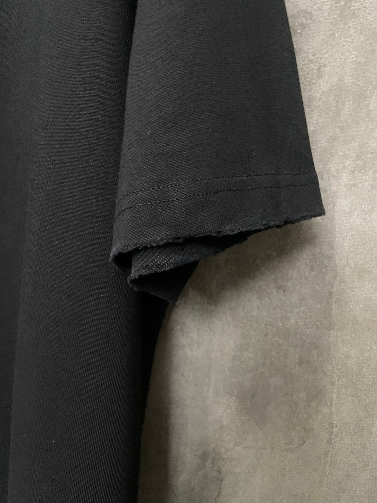 Black short-sleeve T-shirt sleeve cuff and side hem stitch detail