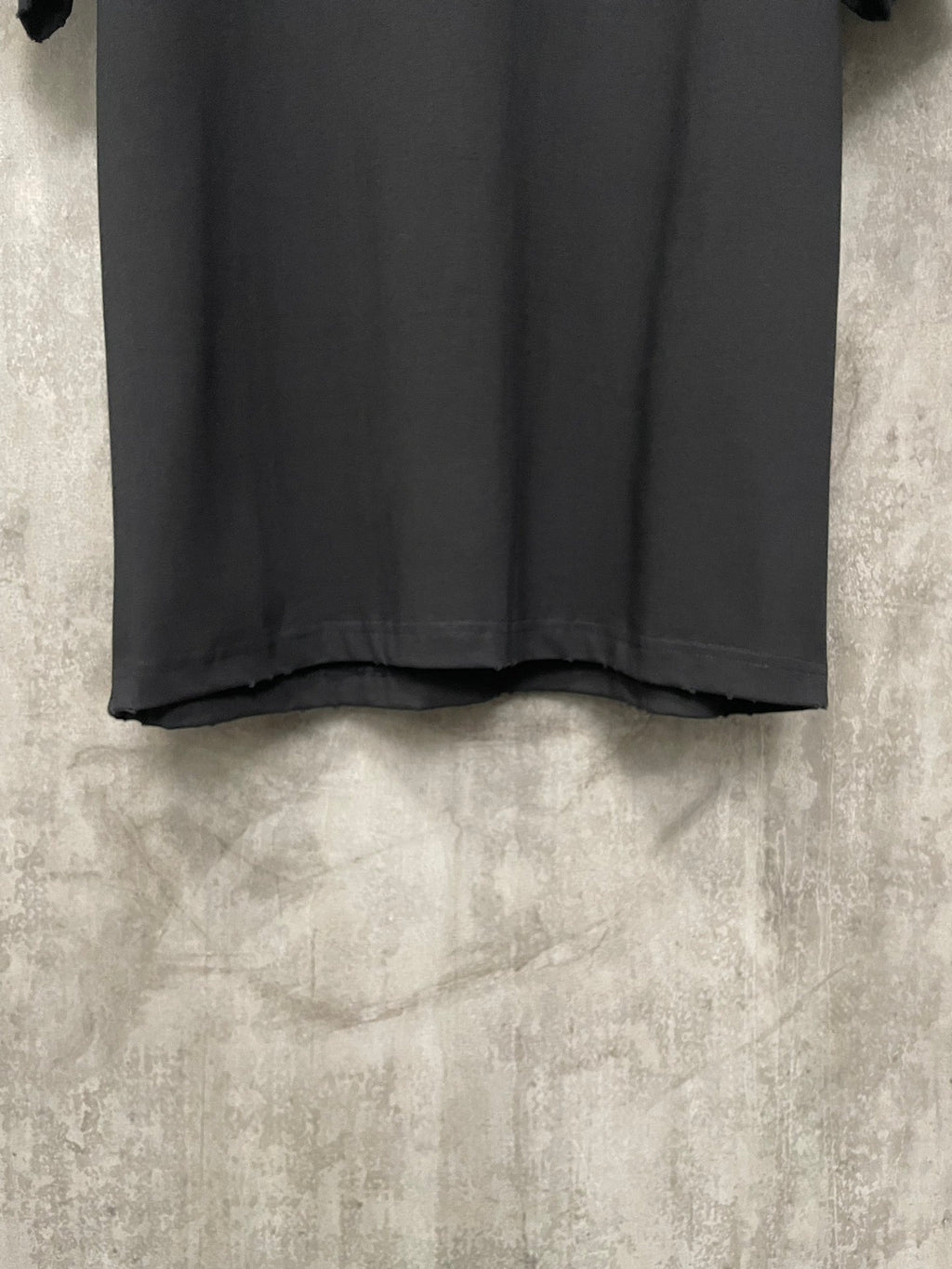 Black short-sleeve T-shirt hem with stitched edge