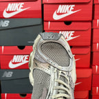 Unisex sneakers heel and tongue with grey mesh upper and lace loops