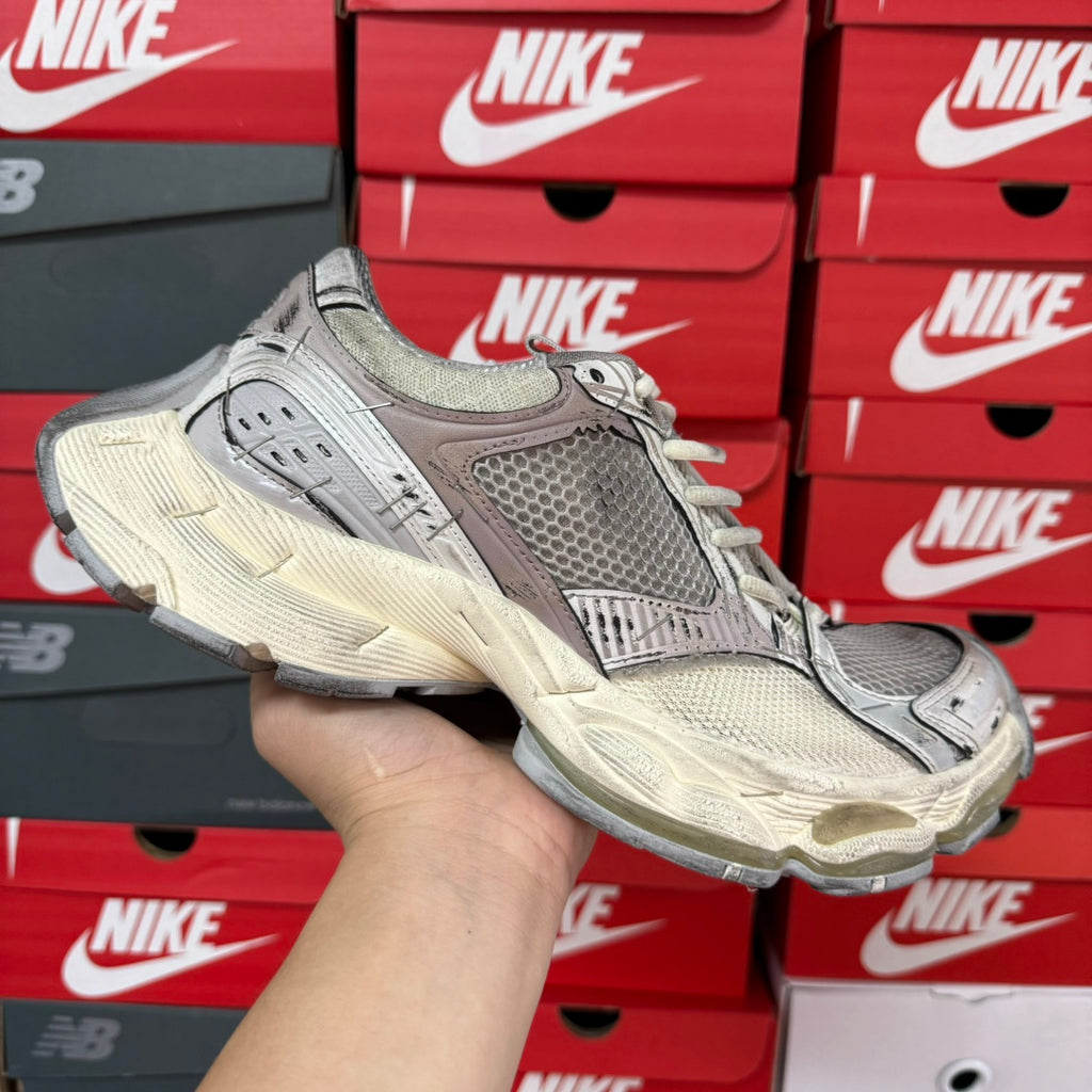 Balenciaga unisex sneakers in grey mesh with lace-up closure and cream midsole