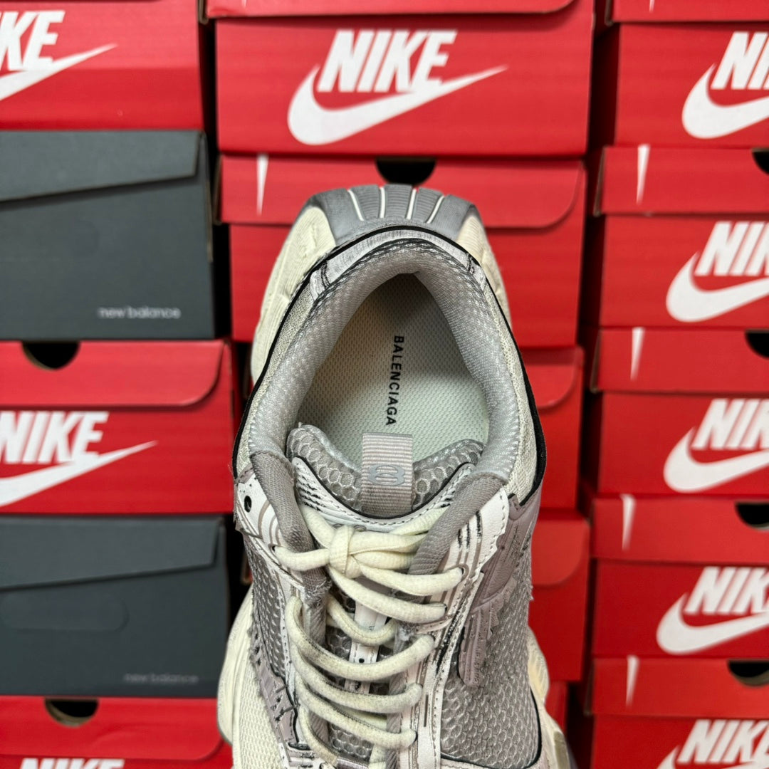 Unisex sneakers interior view with grey sockliner and lace-up opening