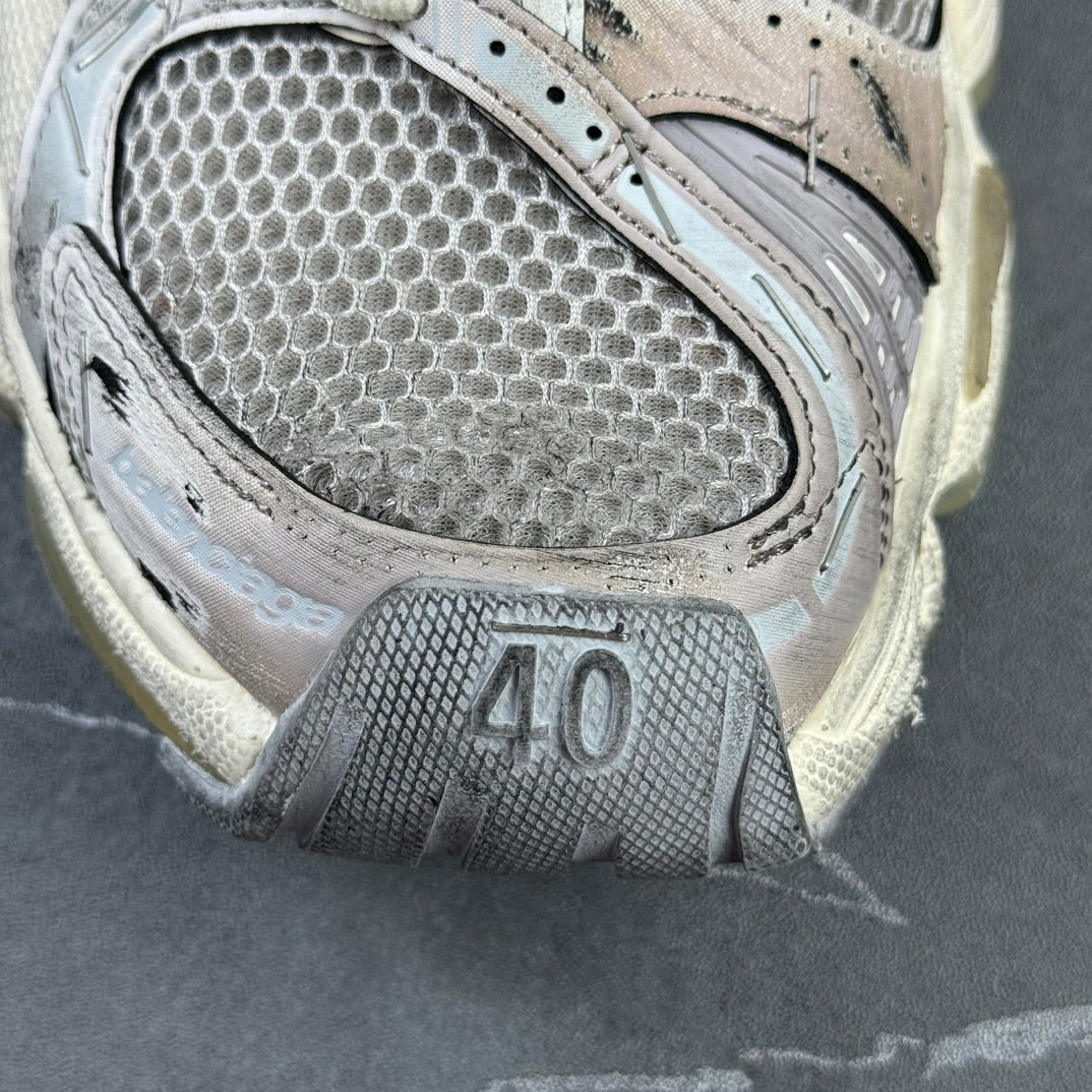 Sneaker insole with size 40 marking and perforated honeycomb texture