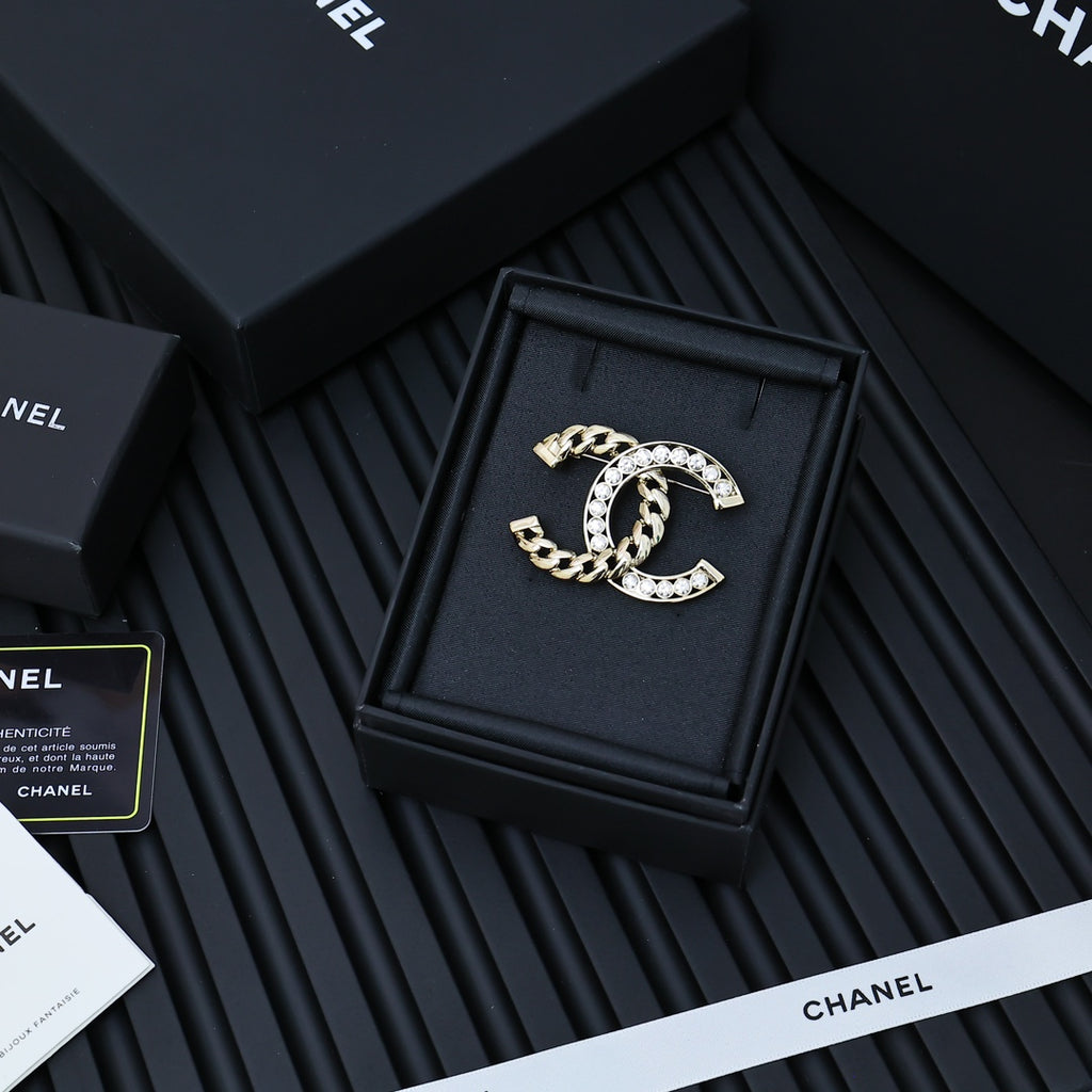 Gold-tone chain bracelet with rhinestone interlocking C clasp detail