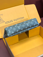 Small Louis Vuitton monogram clutch bag with long shape, dark gray and zipper top