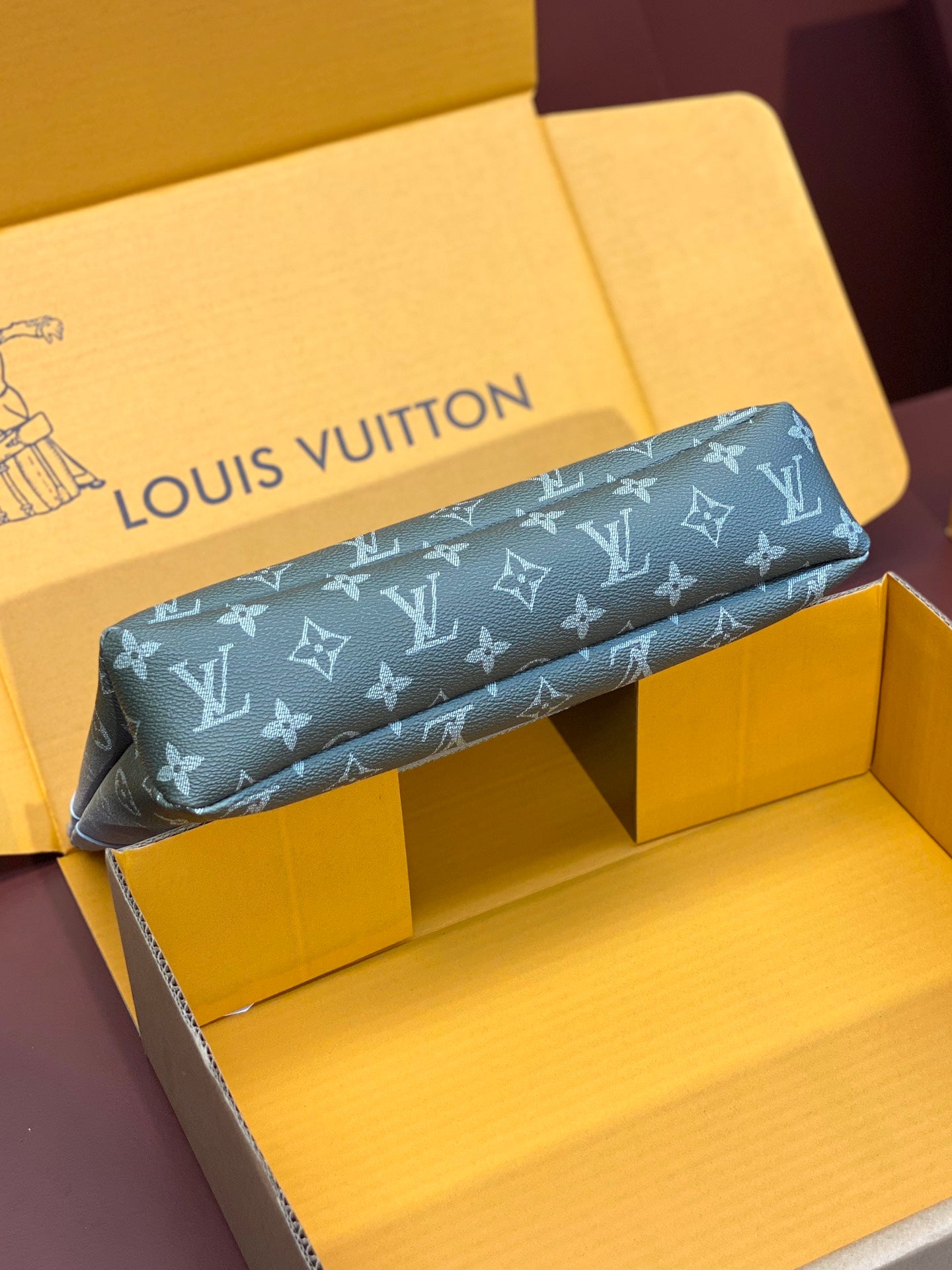Small Louis Vuitton monogram clutch bag with long shape, dark gray and zipper top