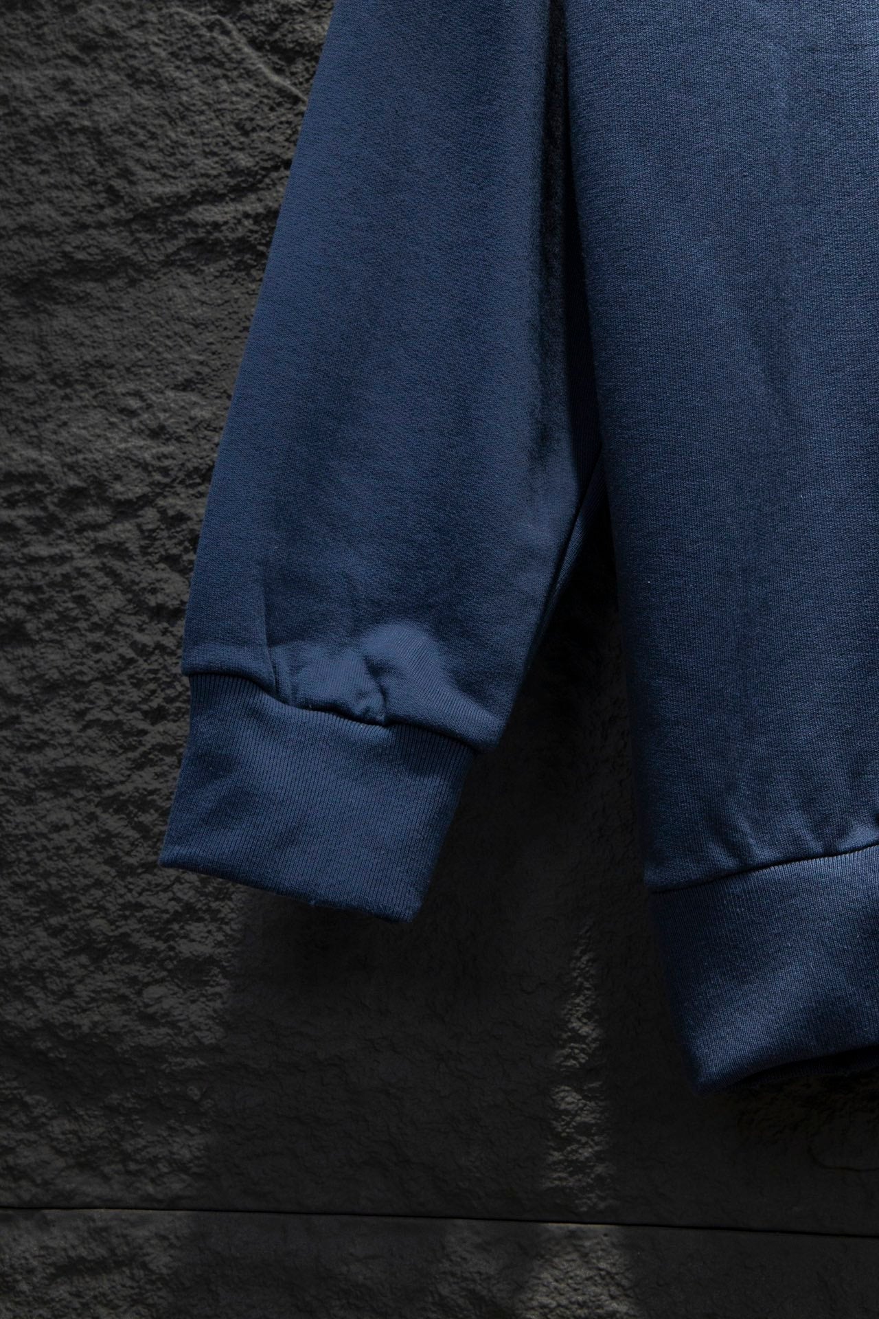 Blue sweatshirt with ribbed sleeve cuff and relaxed fit