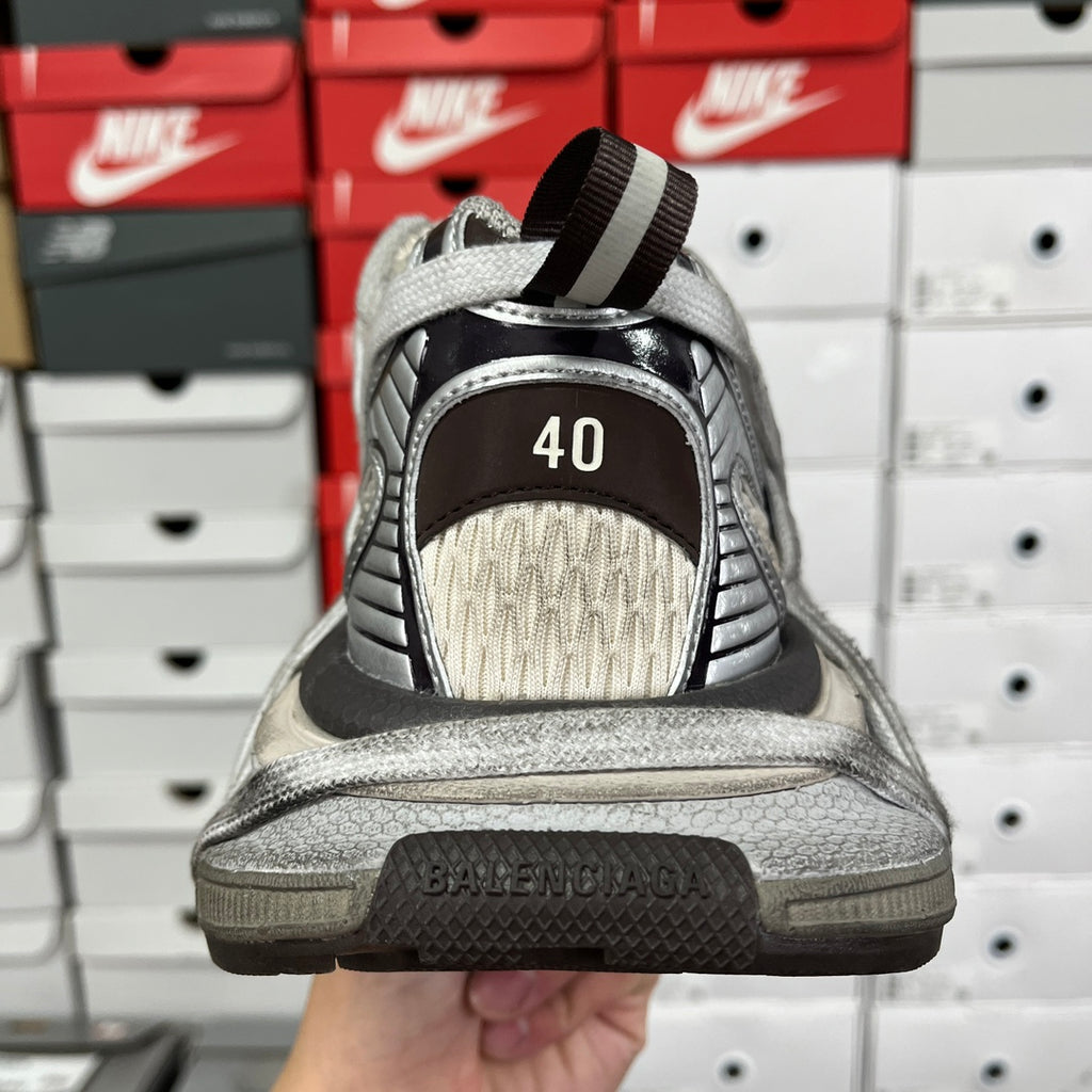 Gray sneaker back view with “40” size mark and black outsole-textured heel