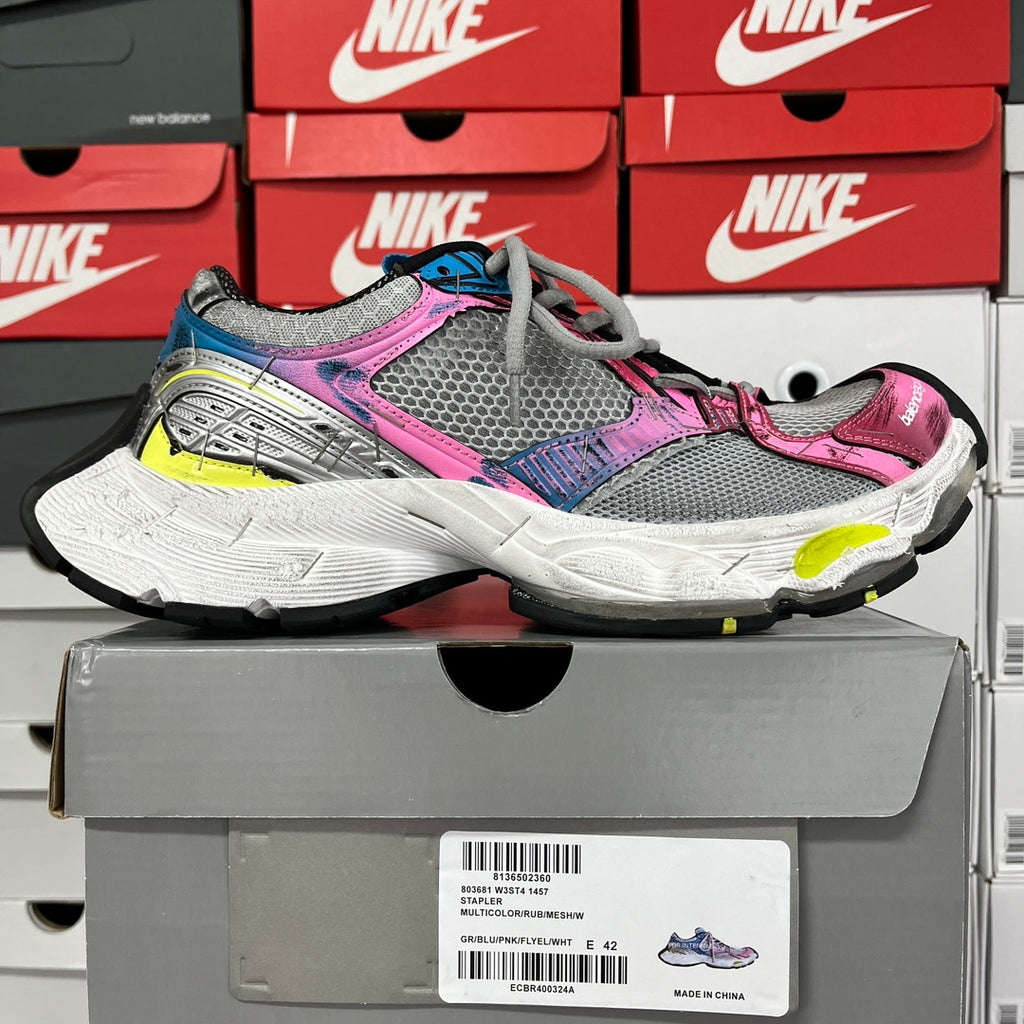 Unisex running shoe, grey mesh with pink, blue and neon yellow details, lace-up.