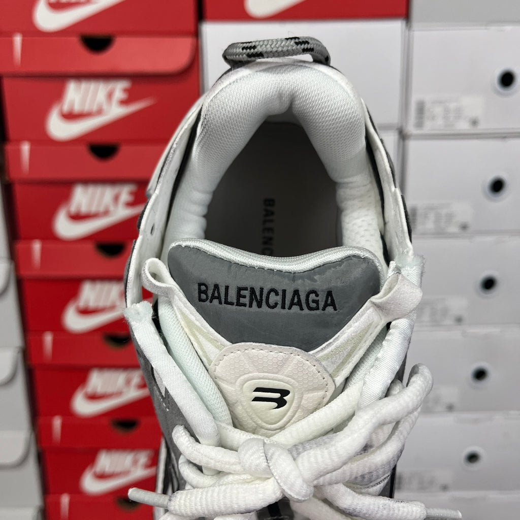 Balenciaga sneakers tongue and heel with BALENCIAGA logo on dark lining