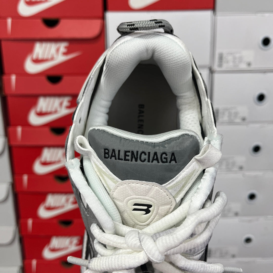 Balenciaga sneakers tongue and heel with BALENCIAGA logo on dark lining