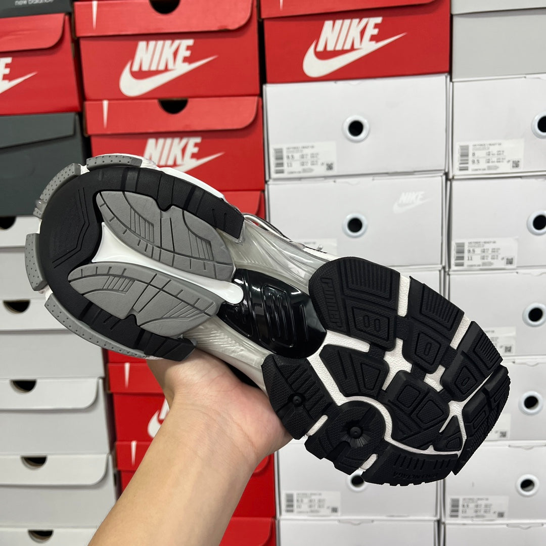 Balenciaga sneakers outsole with black traction tread and light gray midfoot