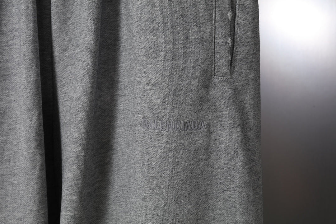 Grey sweatpants with side seam and small embroidered logo on the leg