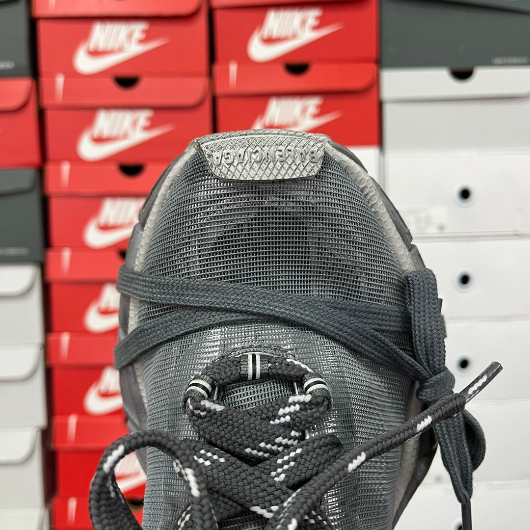 Unisex sneakers, dark gray knit upper with lace-up closure and striped tongue patch