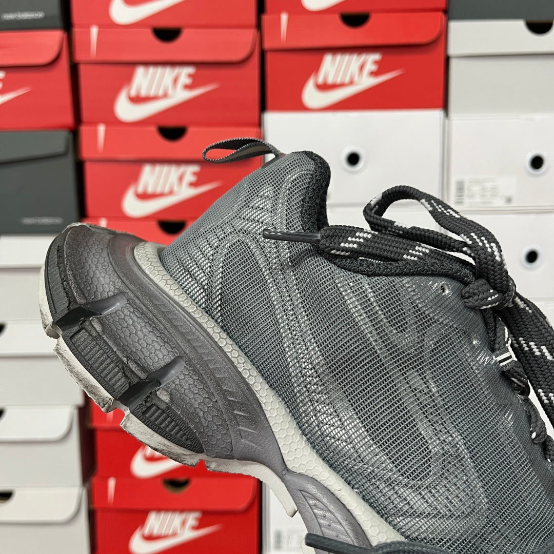 Unisex knit sneakers in dark gray with black laces and sculpted midsole