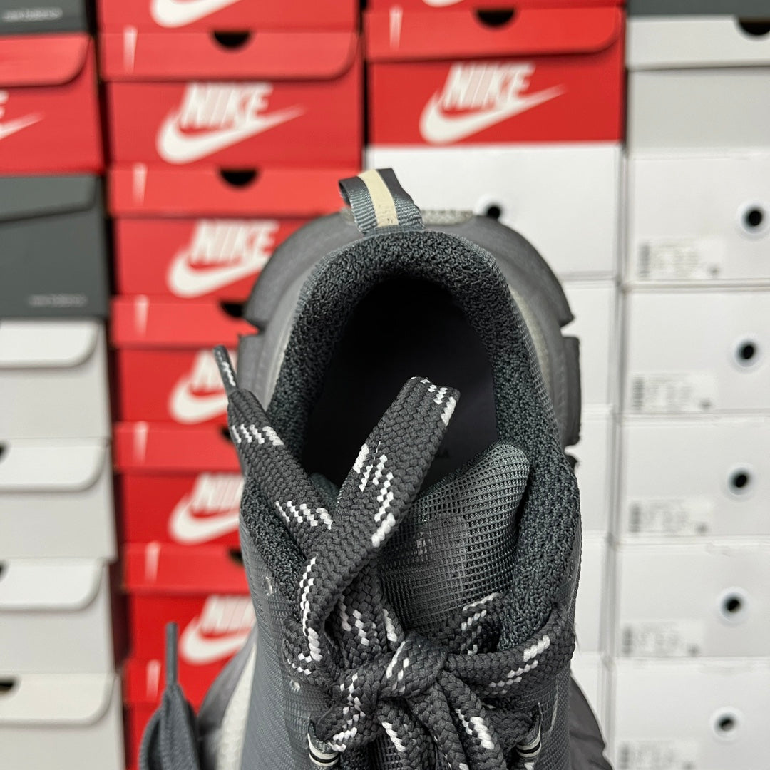 Unisex sneakers, dark gray knit upper with lace-up eyelets and cushioned collar