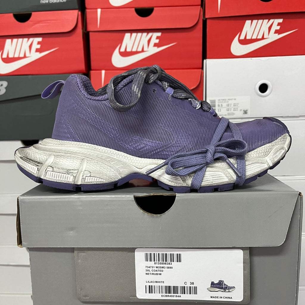 Dark blue lace-up sneaker with cushioned grey-and-white sole and navy laces