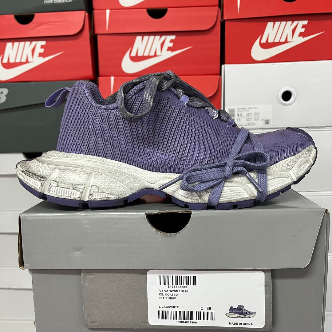 Dark blue lace-up sneaker with cushioned grey-and-white sole and navy laces
