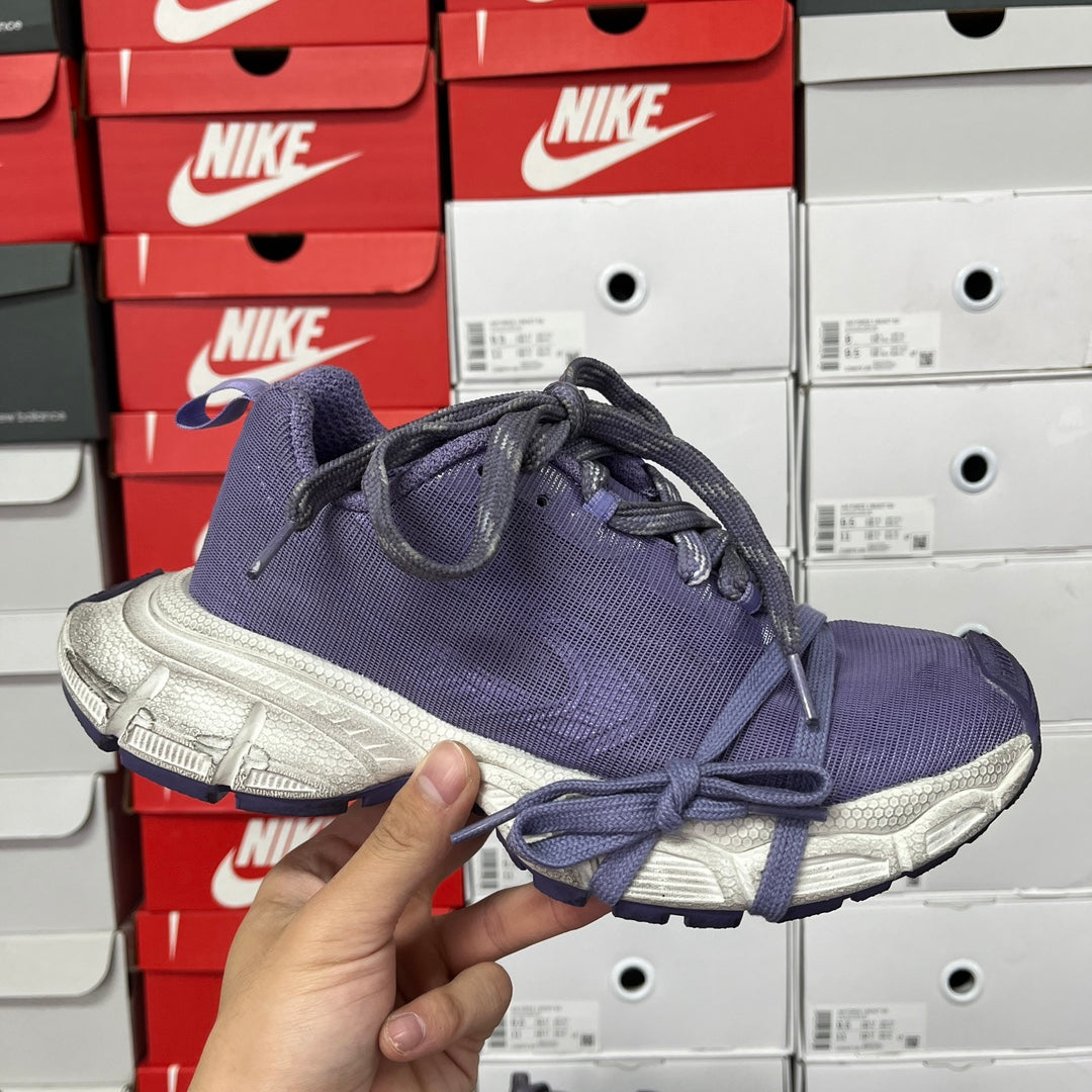 Dark blue mesh lace-up sneaker with textured silver midsole and navy laces