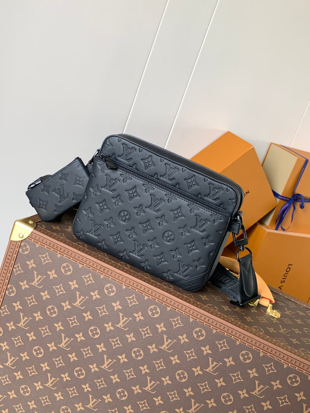 Men's Louis Vuitton monogram bag, dark blue-gray, with zipper and adjustable strap