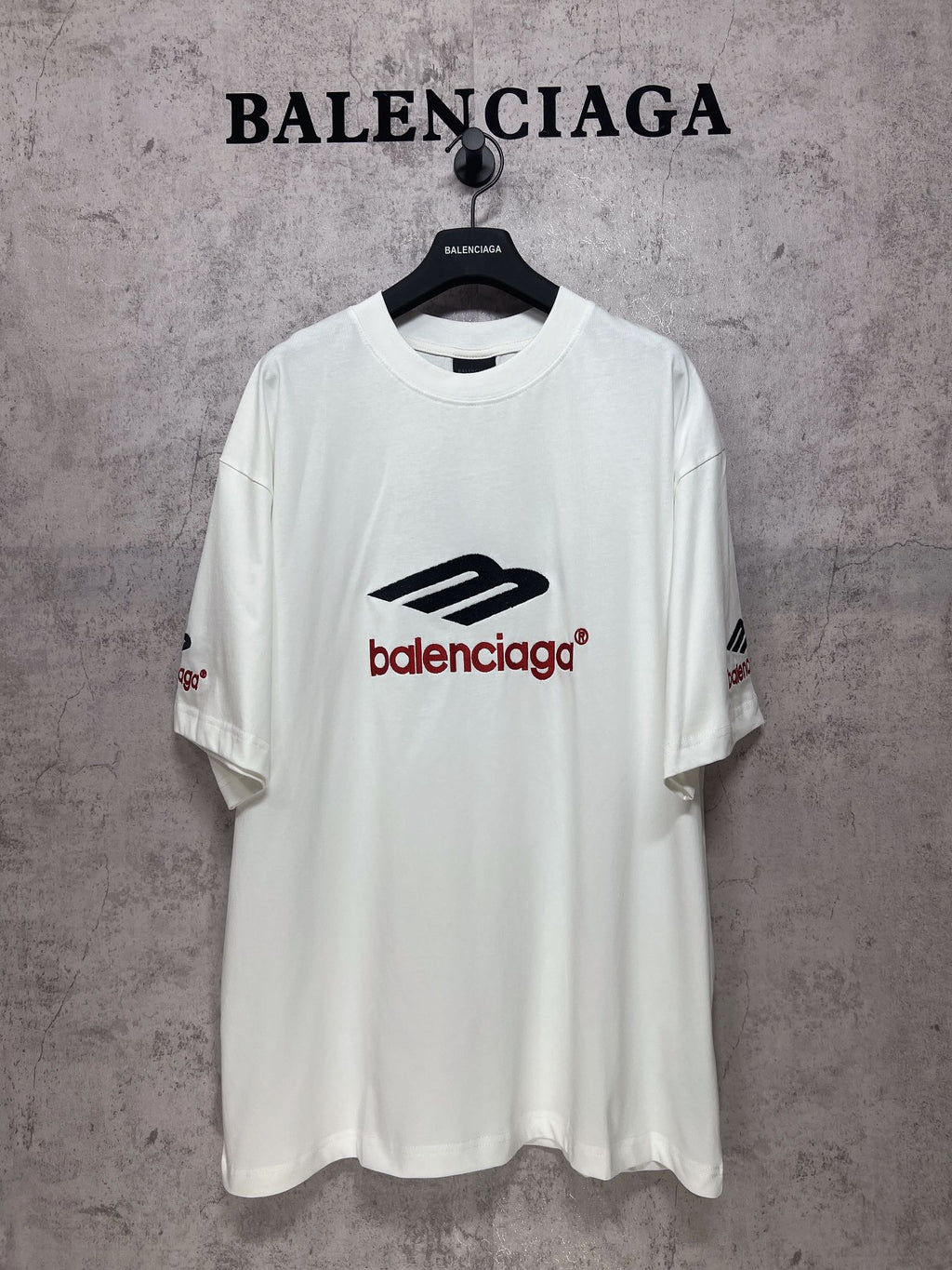 White short-sleeve T-shirt with Balenciaga logo print, crew neck.