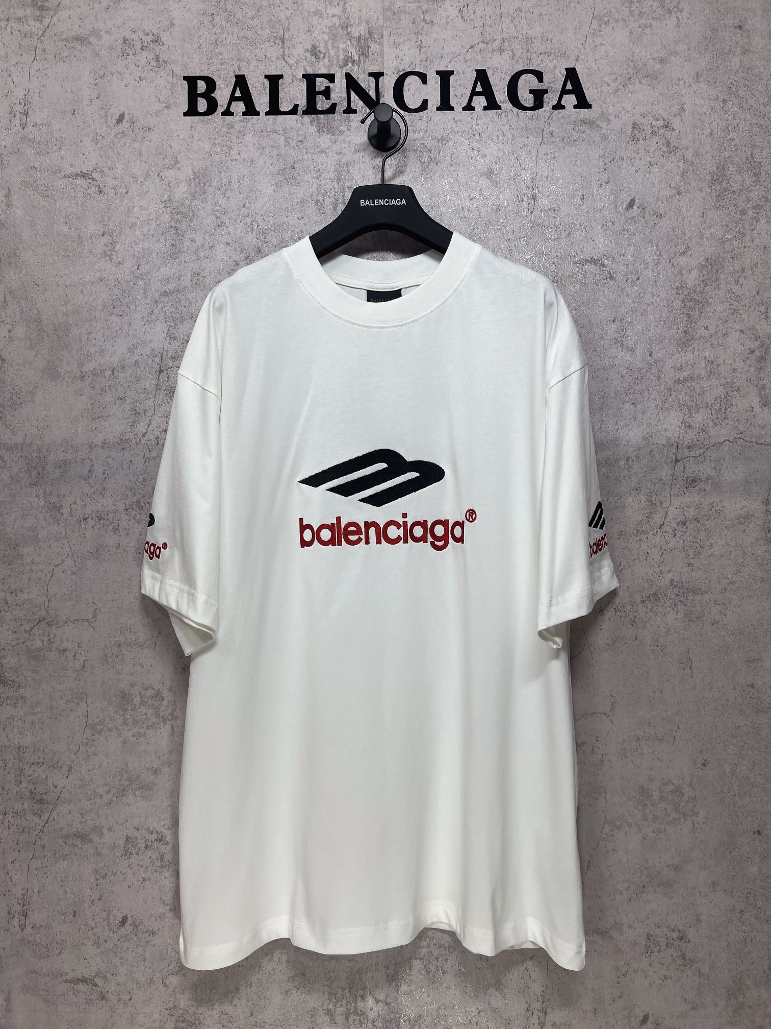 White short-sleeve T-shirt with Balenciaga logo print, crew neck.