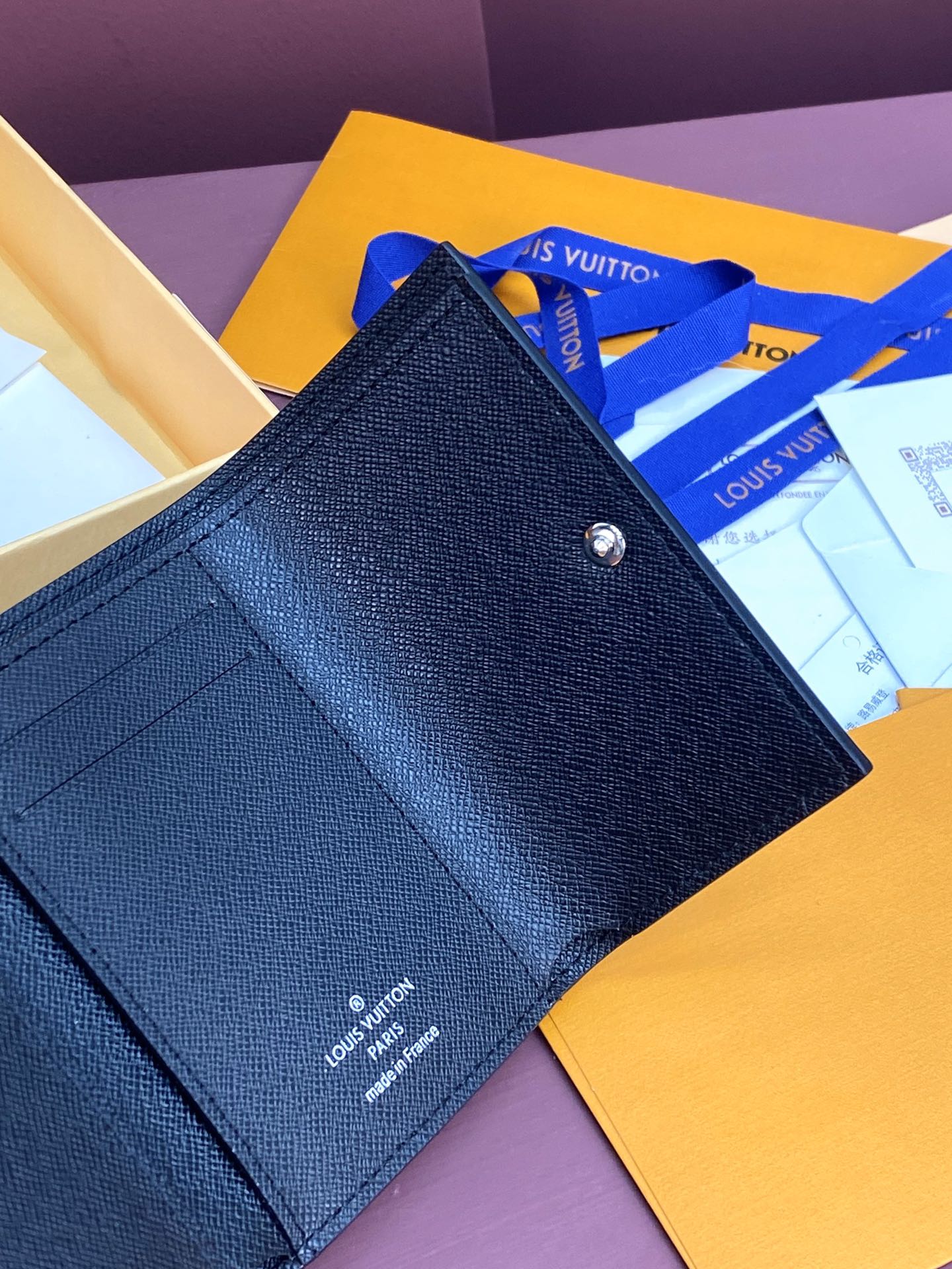Small bag wallet with textured dark blue leather and front snap button