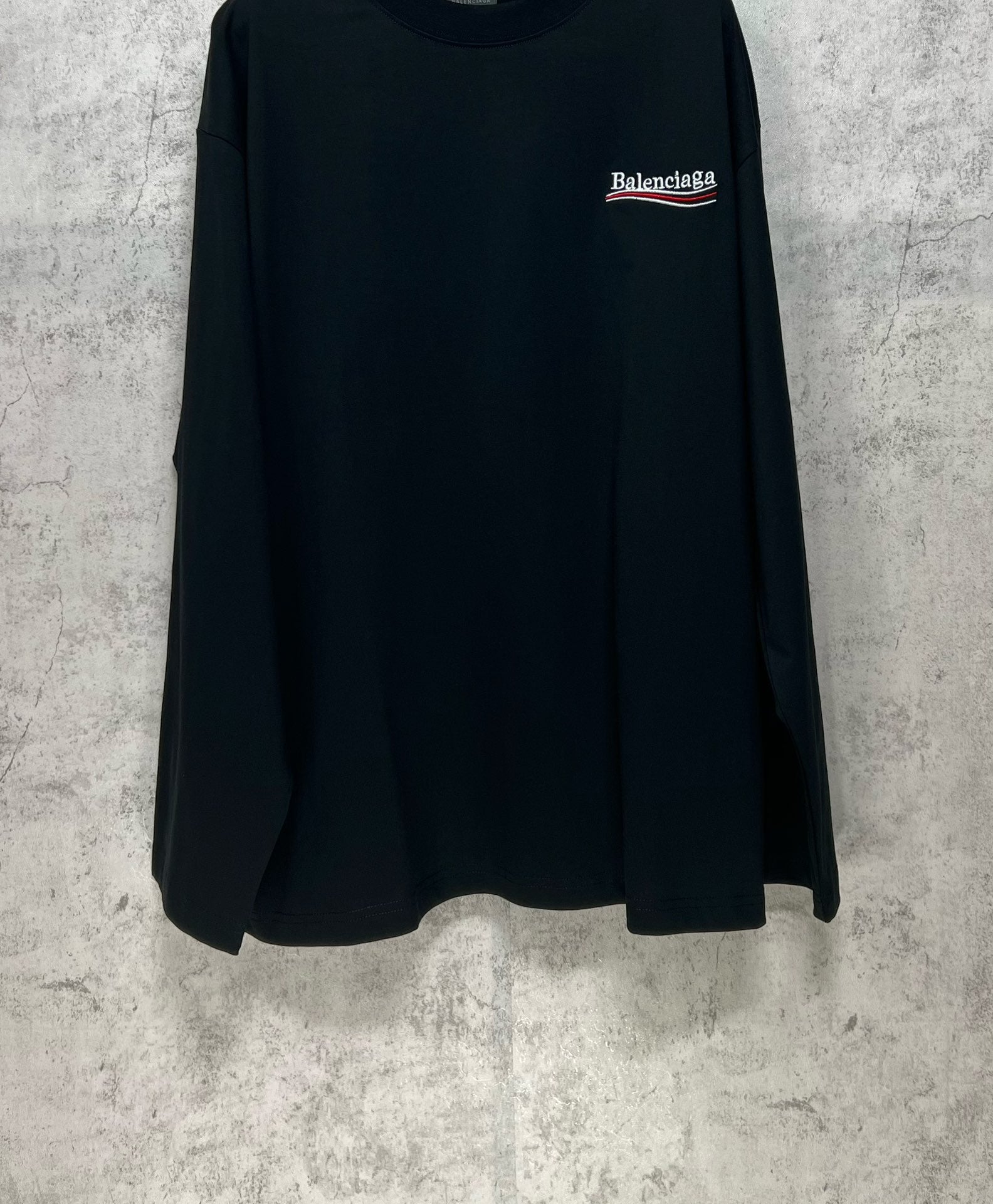Dark long-sleeve T-shirt with logo at chest pocket area