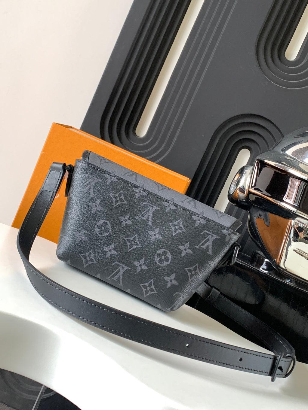 Louis Vuitton bag in gray monogram canvas with zipper closure and wide strap