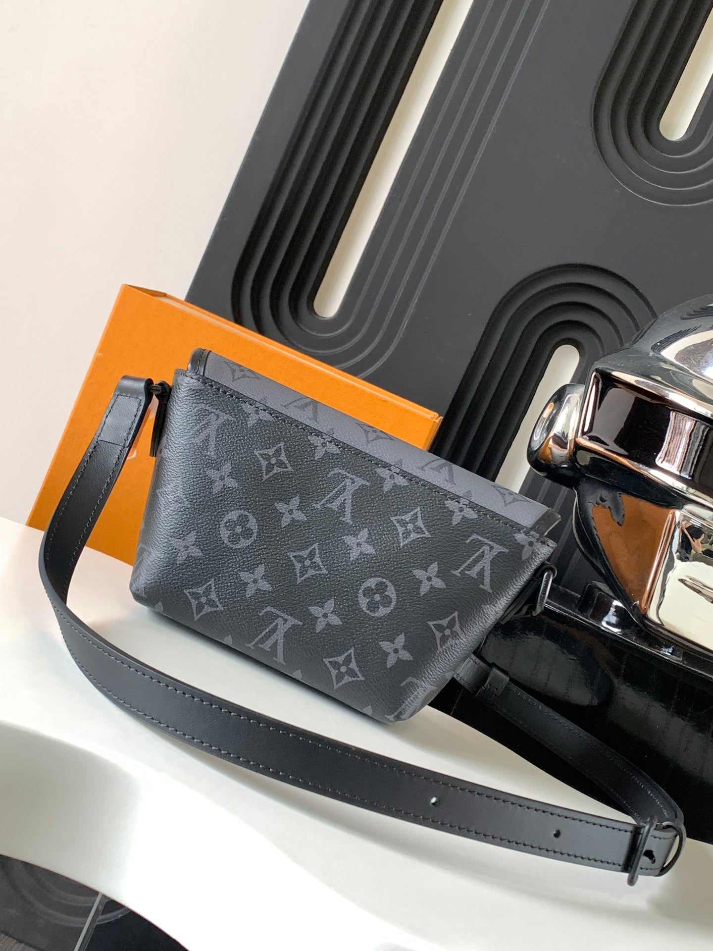 Louis Vuitton bag in gray monogram canvas with zipper closure and wide strap