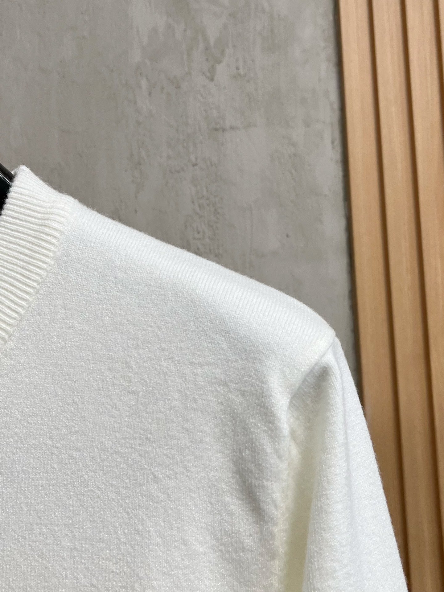 Gucci white knit sweater shoulder with ribbed collar and cuff detail