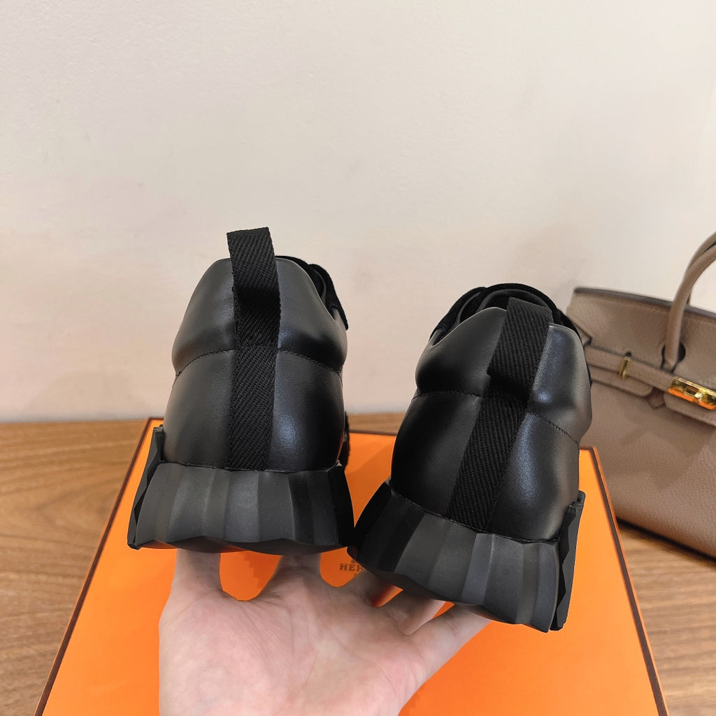 Unisex sneakers heel view, black uppers with cushioned collar and ribbed midsole