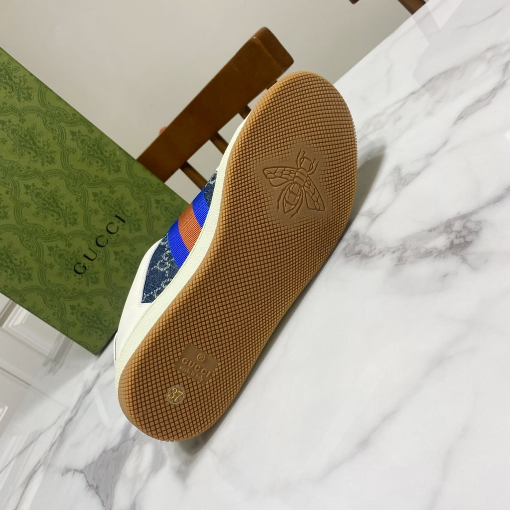 Gucci unisex sneaker outsole view, beige textured rubber sole with embossed bee and logo