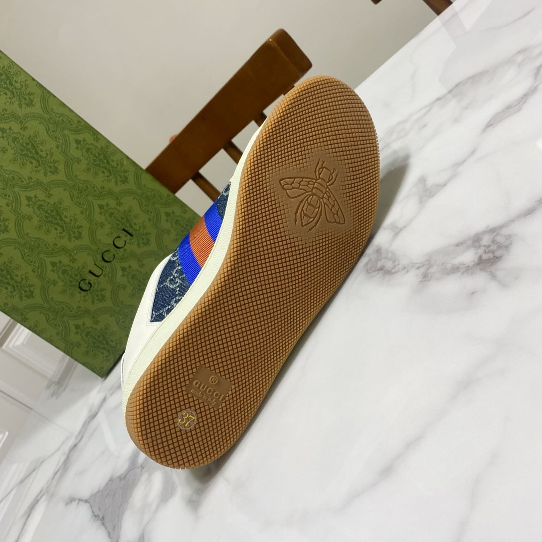 Gucci unisex sneaker outsole view, beige textured rubber sole with embossed bee and logo