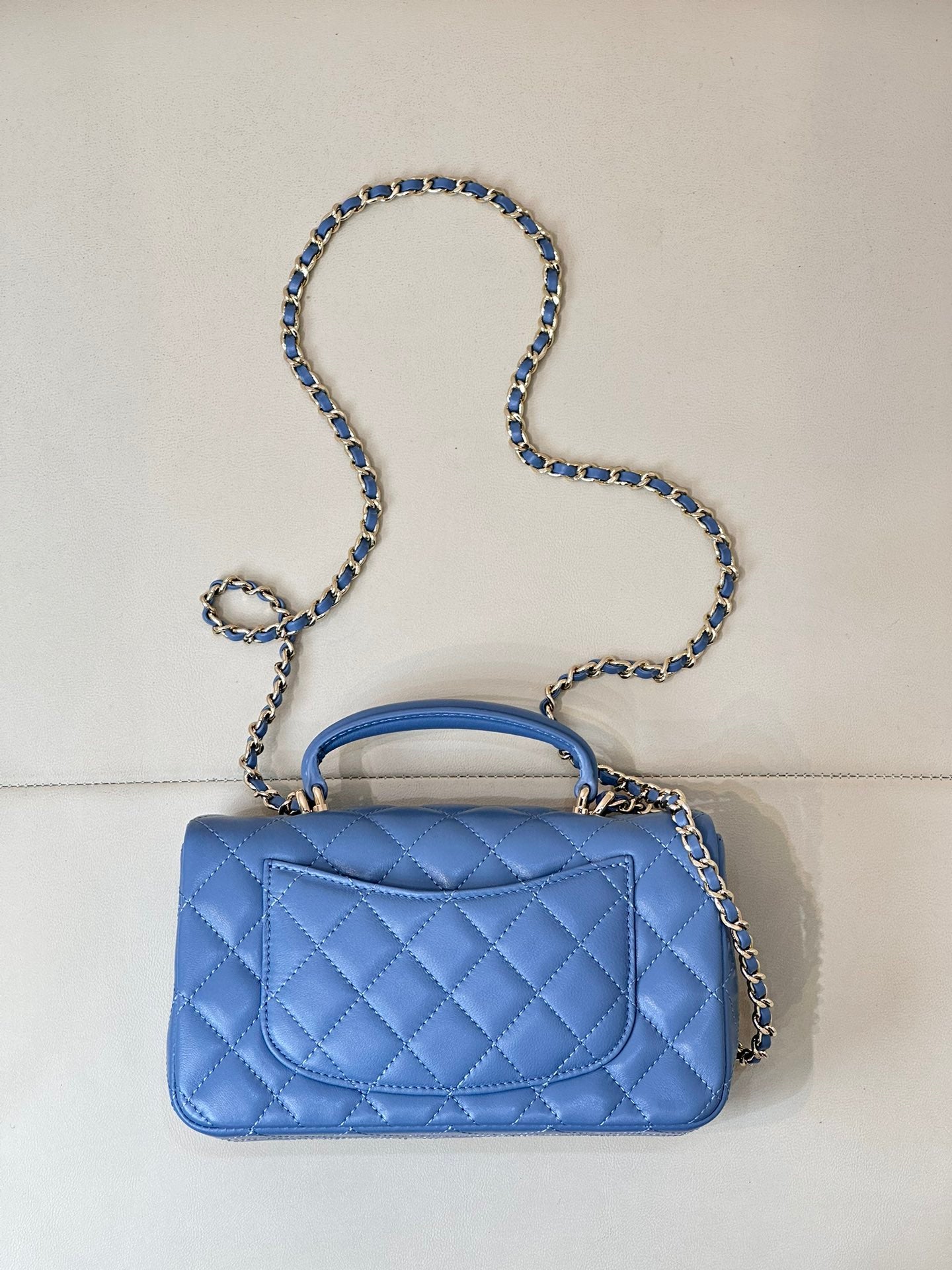 Chanel blue quilted flap shoulder bag with chain strap and gold CC emblem
