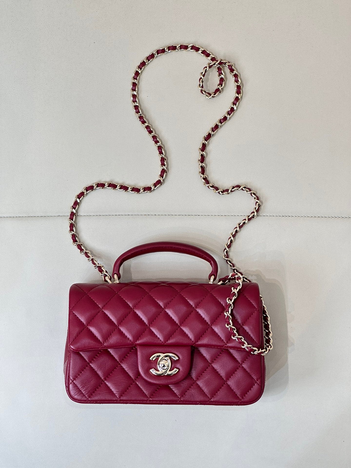 Chanel quilted flap bag with chain strap, maroon-pink leather and top handle