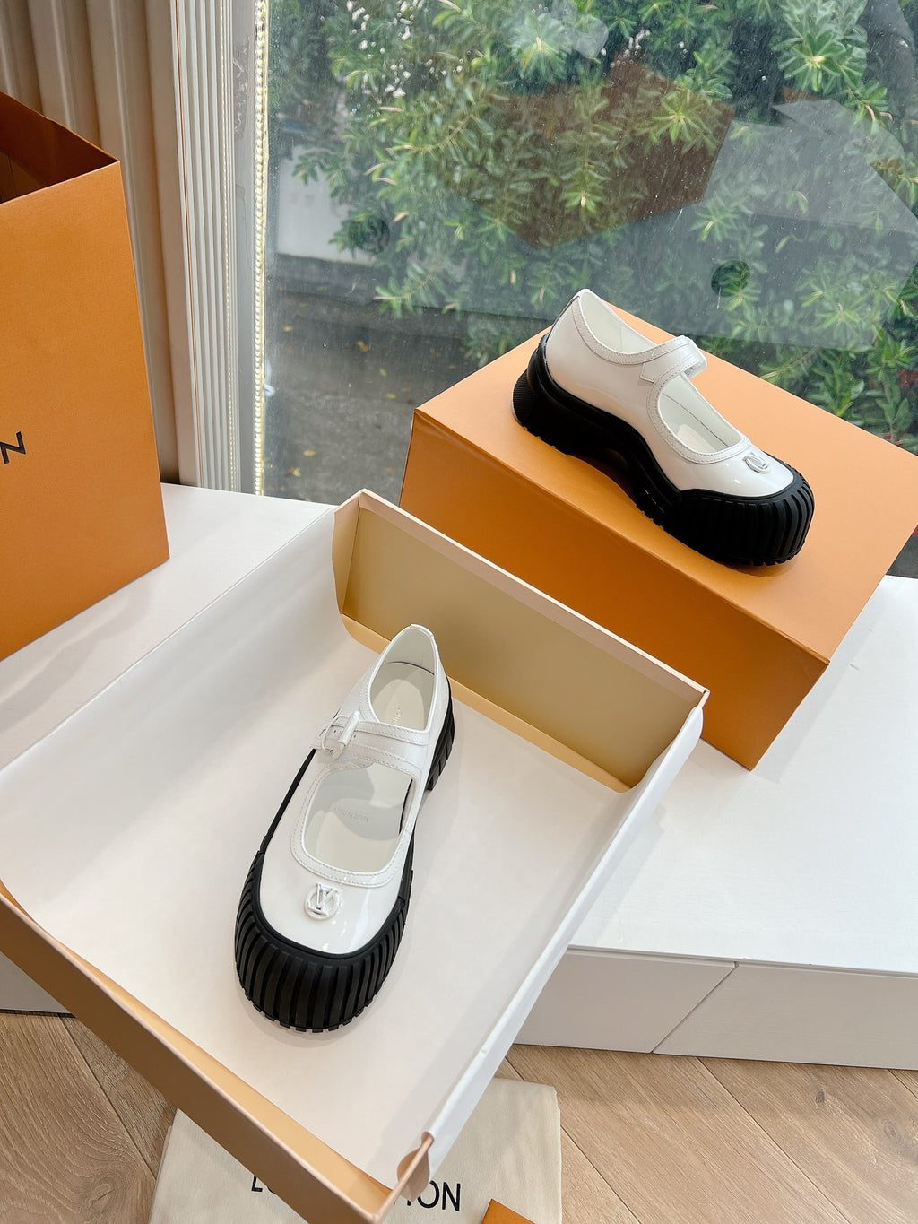 White and black Louis Vuitton unisex sneakers, round toe and chunky tread sole