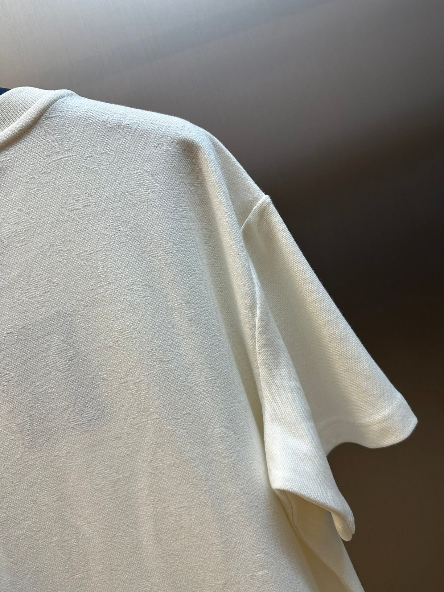 Louis Vuitton white T-shirt sleeve in textured fabric