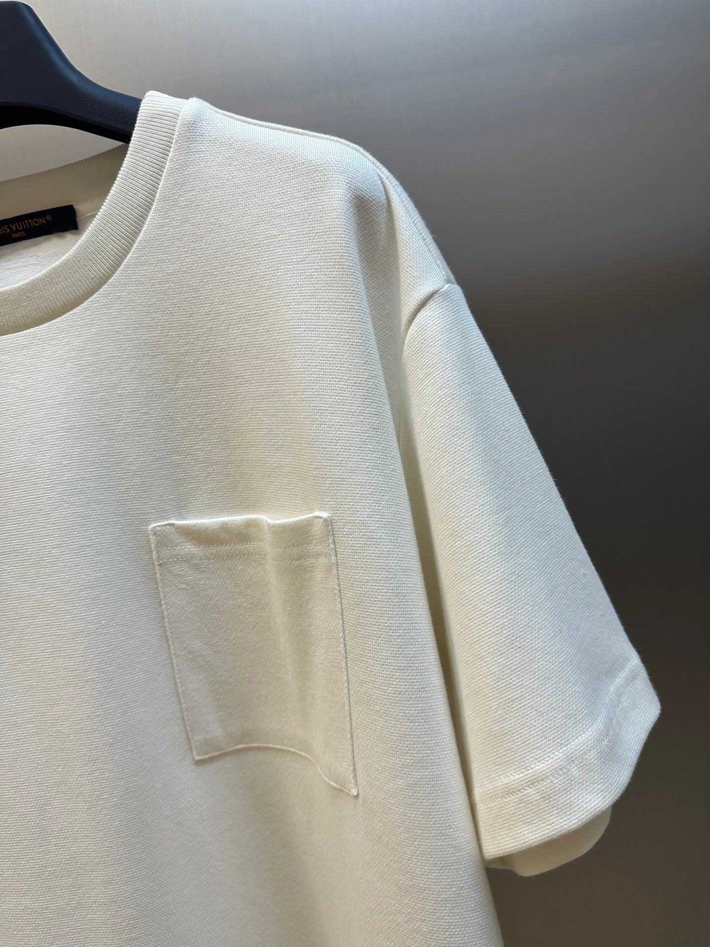Louis Vuitton white T-shirt sleeve with chest pocket detail