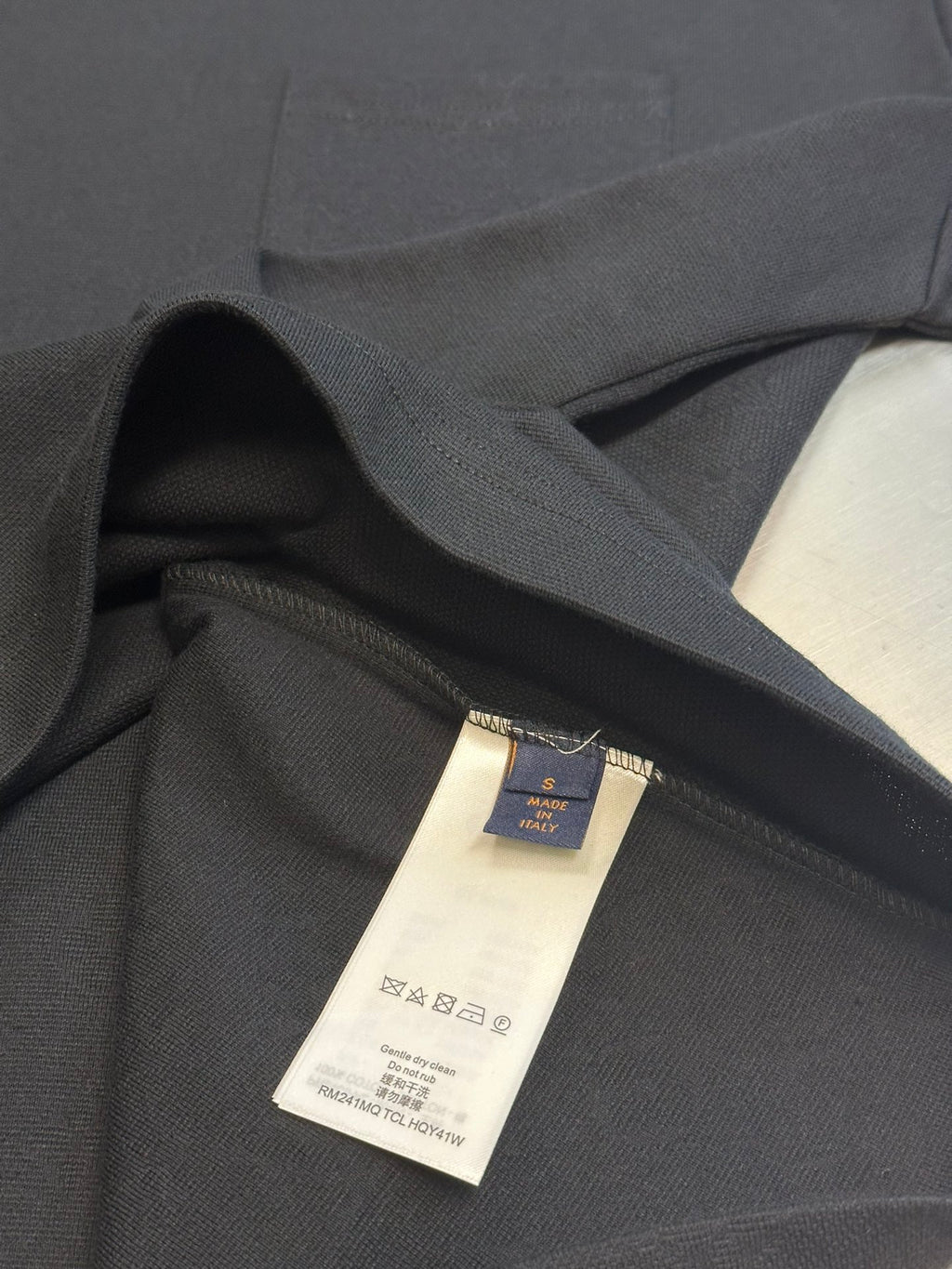 Louis Vuitton T-shirt interior neck label with care tag and dark lining