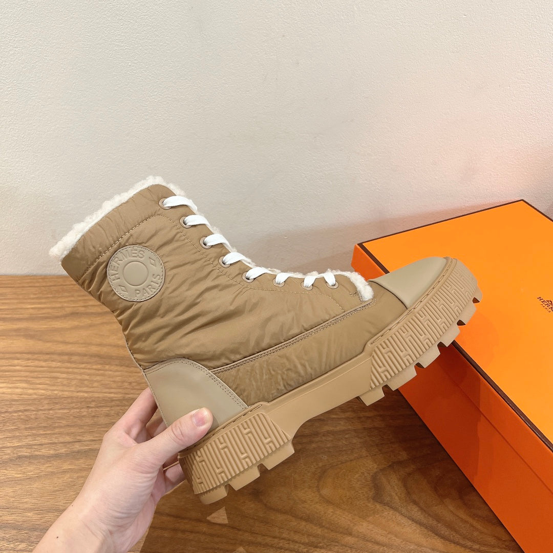 Hermes unisex high-top boot, side view with shearling trim and textured tread outsole.