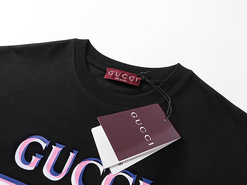 Black Gucci short-sleeve T-shirt neckline with GUCCI hang tag